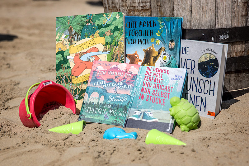 © ORF.at/Lukas Krummholz Bücher auf einem Strand