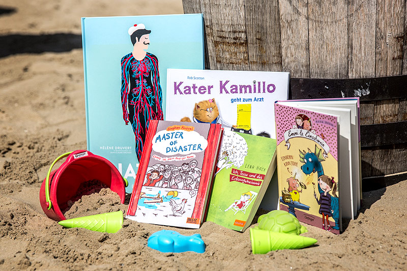 © ORF.at/Lukas Krummholz Bücher auf einem Strand