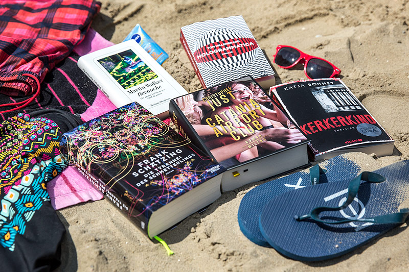 © ORF.at/Lukas Krummholz Bücher auf einem Strand