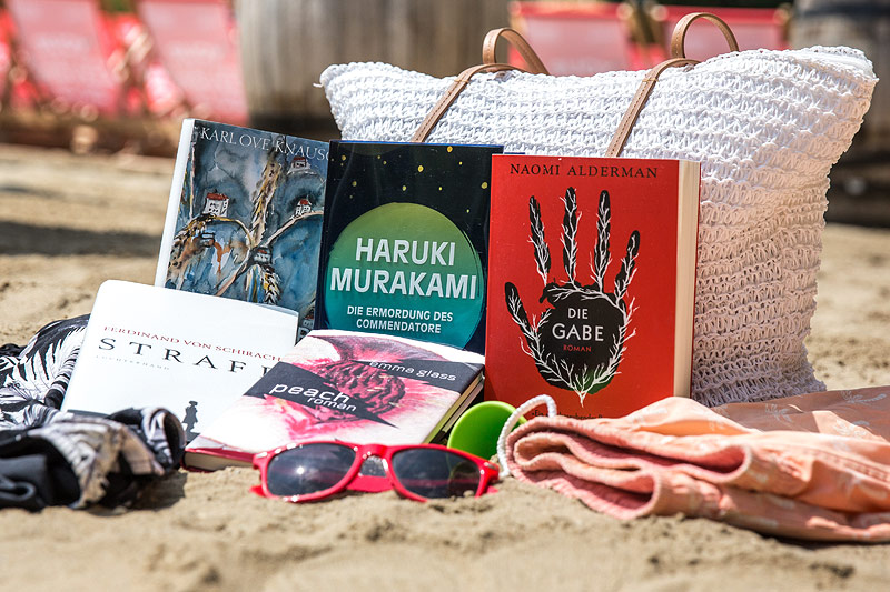 © ORF.at/Lukas Krummholz Bücher auf einem Strand