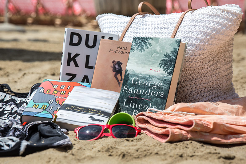© ORF.at/Lukas Krummholz Bücher auf einem Strand