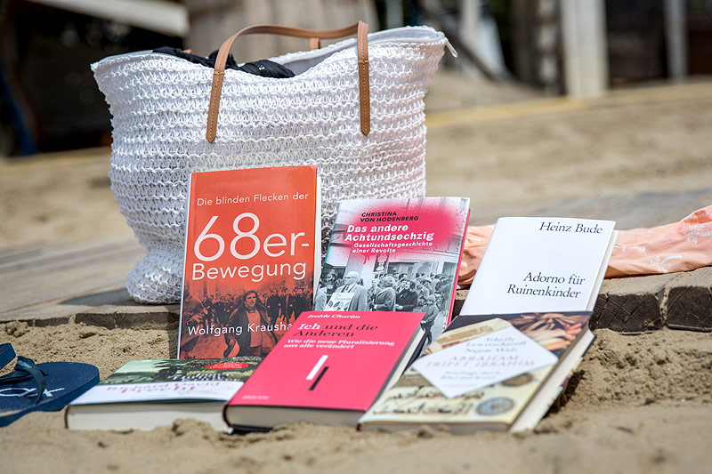 © ORF.at/Lukas Krummholz Bücher auf einem Strand