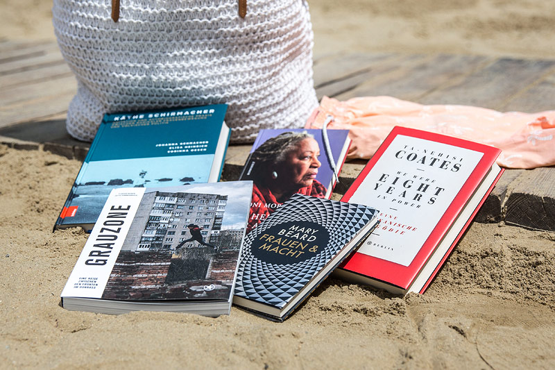 © ORF.at/Lukas Krummholz Bücher auf einem Strand
