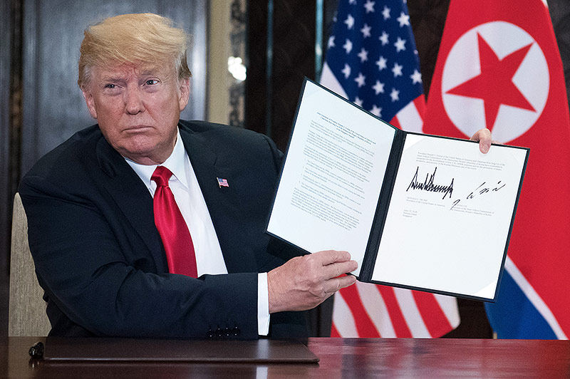 © APA/AFP/Saul Loeb U.S. Präsident Donald Trump mit dem unterzeichneten Abkommen