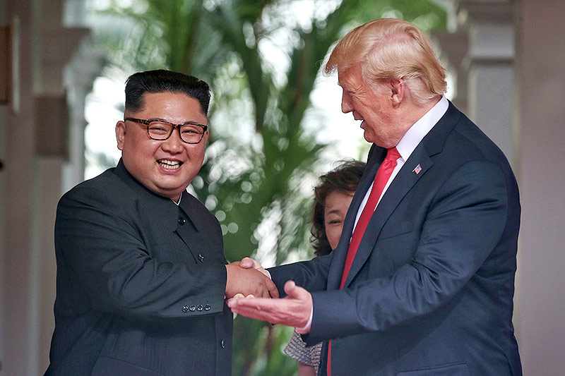 © AP/The Straits Times/Kevin Lim U.S. Präsident Donald Trump beim Handeschütteln mit dem Nordkoreanischen Führer Kim Jong Un