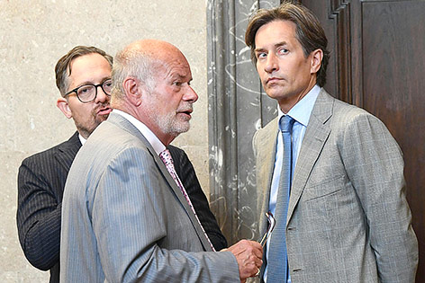 © APA/Helmut Fohringer Anwalt Norbert Wess, Anwalt Manfred Ainedter und Angeklagter Karl Heinz Grasser