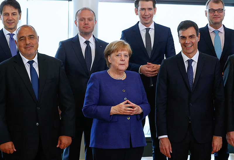 © Reuters/Yves Herman Staatsoberhäupter rund um Bundeskanzlerin Angela Merkel