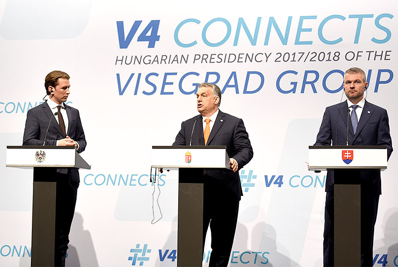 © Reuters/Tamas Kaszas Ungarns Premierminister Viktor Orban, Bundeskanzler Sebastian Kurz und slovakischer Ministerprä#sident Peter Pellegrini