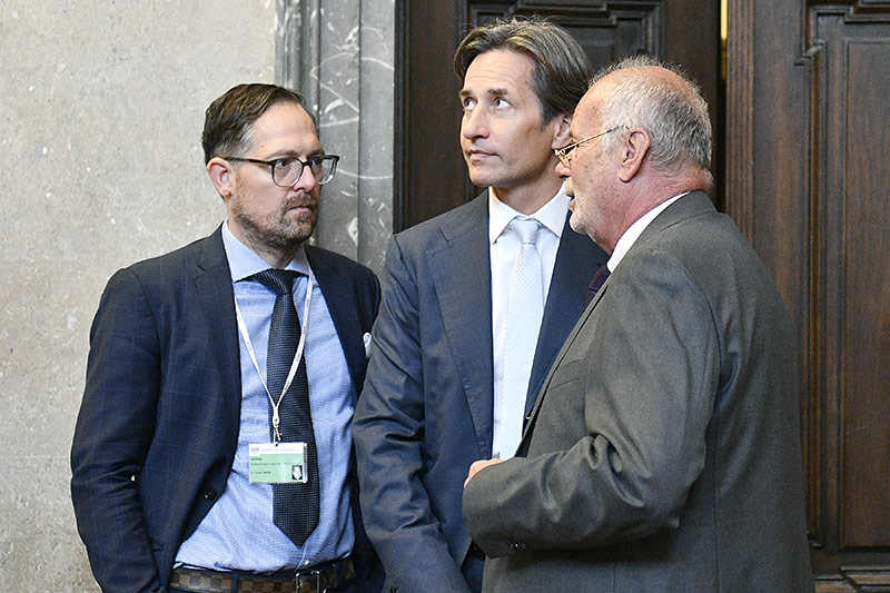 © APA/Hans Punz Anwalt Norbert Wess, Angeklagter Karl Heinz Grasser und Anwalt Manfred Ainedter