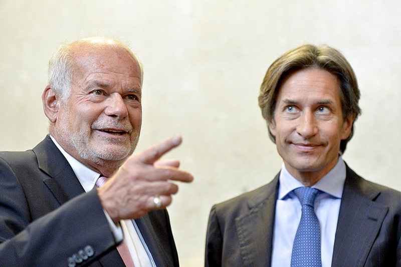 © APA/Herbert Neubauer Anwalt Manfred Ainedter und der Angeklagte Karl Heinz Grasser