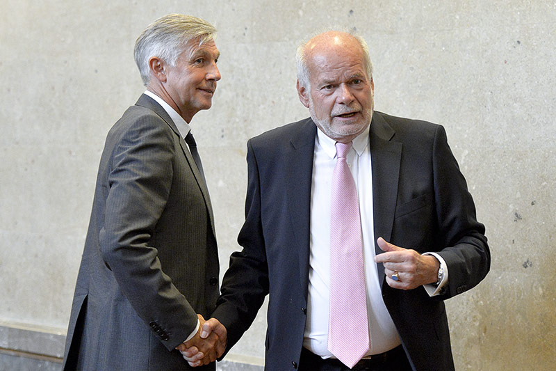 © APA/Herbert Neubauer Anwalt Manfred Ainedter und der Angeklagte Walter Meischberger