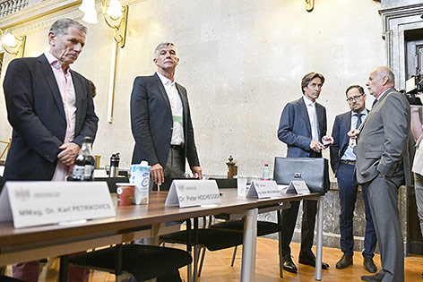© APA/Hans Punz Angeklagter Peter Hochegger, Angeklagter Walter Meischberger, Angeklagter Karl Heinz Grasser, Anwalt Norbert Wess und Anwalt Manfred Ainedter