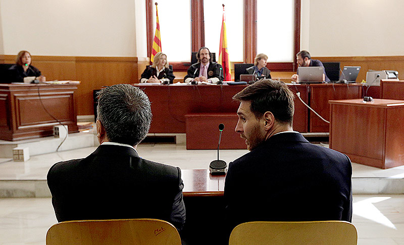 © Reuters/Alberto Estevez Lionell Messi und sein Vater im Gerichtssaal