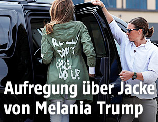 Melania Trump trägt eine grüne Jacke mit der Aufschrift: "I really don't care, do you?"