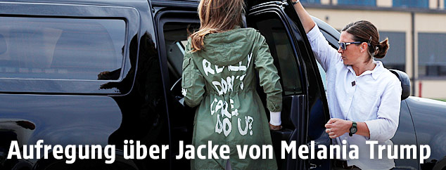 Melania Trump trägt eine grüne Jacke mit der Aufschrift: "I really don't care, do you?"
