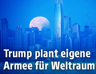 Skyline mit Mond