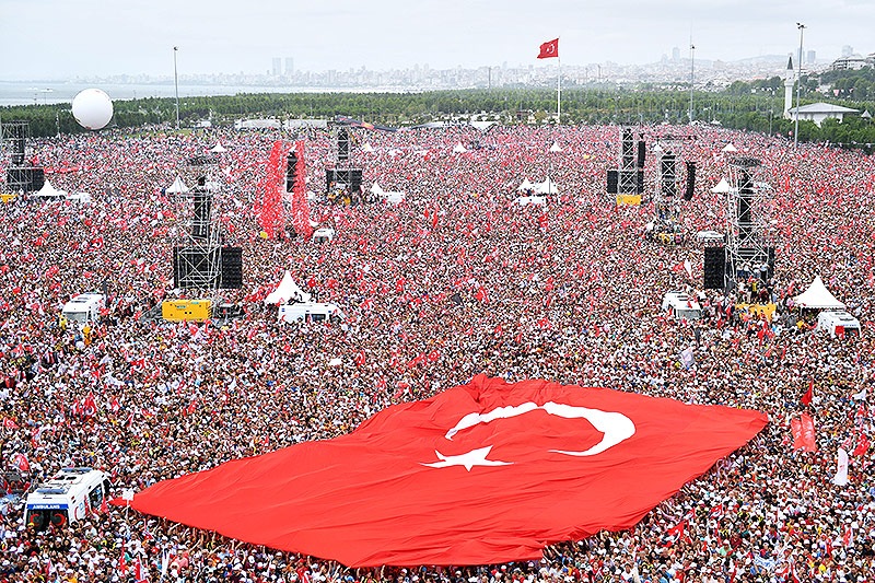 © APA/AFP/Bulent Kilic Tausende Menschen auf einer Wahlveranstaltung von Muharrem Ince