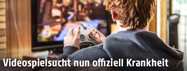 Mann spielt ein Videospiel