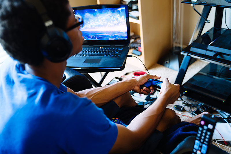 © Getty Images/Inti St Clair Mann spielt ein Videospiel