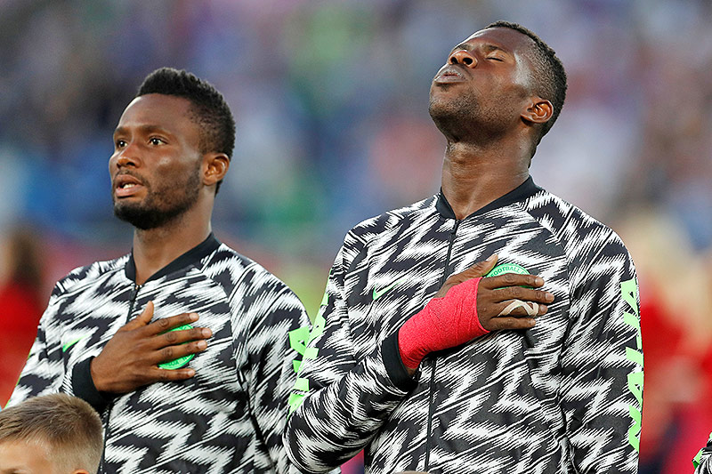 © Reuters/Matthew Childs John Obi Mikel und Francis Uzoho (Nigeria)