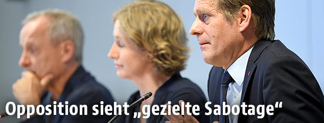 Peter Pilz (Liste Pilz), Stephanie Krisper (NEOS) und Kai Jan Krainer (SP&Ouml;) im Rahmen einer Pressekonferenz zu BVT-Aktenlieferungen