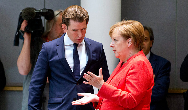 © AP/Virginia Mayo Bundeskanzler Sebastian Kurz (ÖVP) unterhält sich mit der deutschen Bundeskanzlerin Angela Merkel