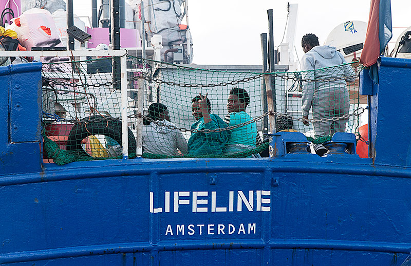 © APA/AFP/Hermine Poschmann Menschen auf dem Schiff "Lifeline"