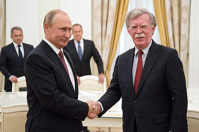 © AP/Alexander Zemlianichenko US-Sicherheitsberater John Bolton und Russlands Präsident Wladimir Putin