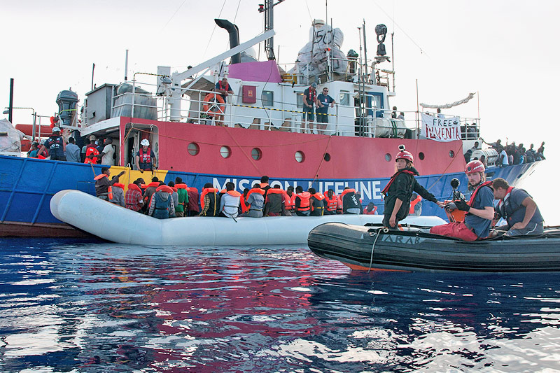 © AP/Mission Lifeline/Hermine Poschmann Ein Flüchtlingsboot neben dem deutschen Rettungsschiff "Lifeline"