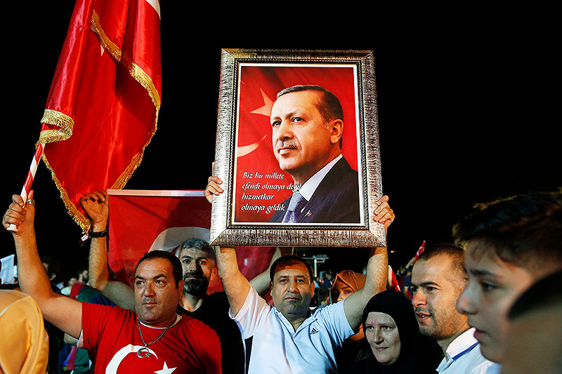 © AP/Lefteris Pitarakis Erdogan-Anhänger in Istanbul