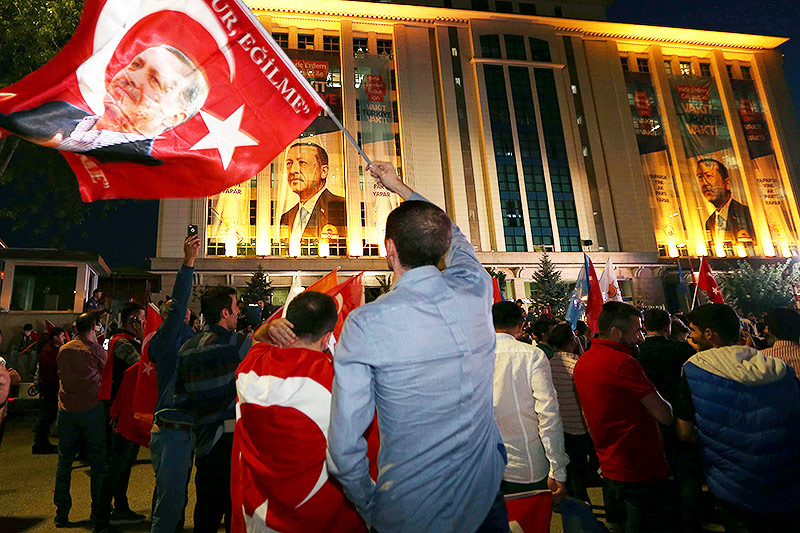 © AP/Ali Unal Erdogan-Anhänger in Ankara