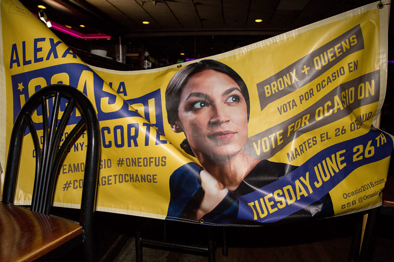 © APA/AFP/Getty Images/Scott Heins Wahlplakat zeigt Alexandria Ocasio-Cortez
