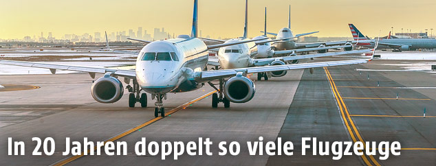 Mehrere Flugzeuge stehen hintereinander