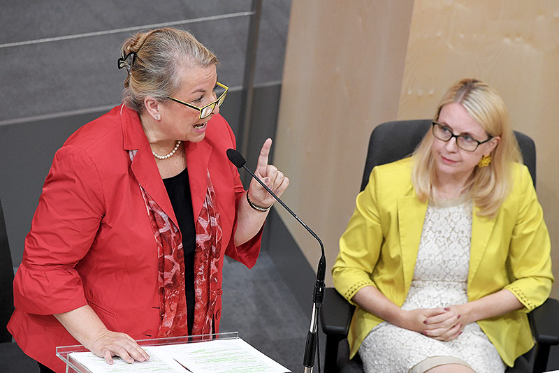 © APA/Roland Schlager Sozialministerin Beater Hartinger-Klein (FPÖ) und Wirtschaftsministerin Margarete Schramböck (ÖVP)