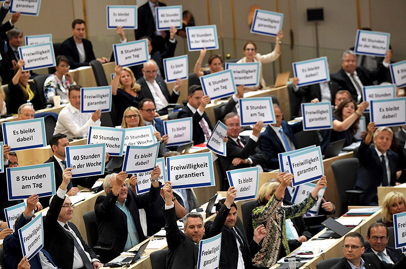 © APA/Roland Schlager ÖVP-Abgeordnete halten Schilder