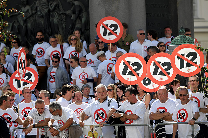 © APA/Roland Schlager Demonstranten bei einer Kundgebung gegen den 12-Stunden-Tag