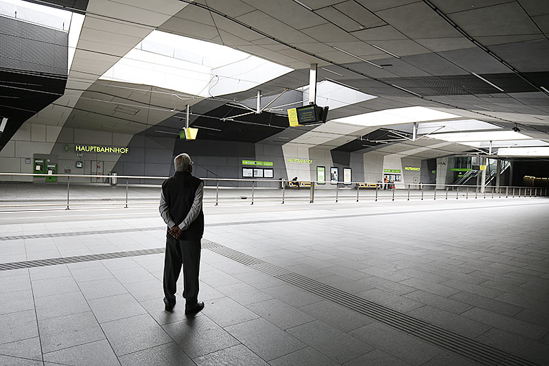 Leere Straßenbahnstation "Hauptbahnhof" in Graz