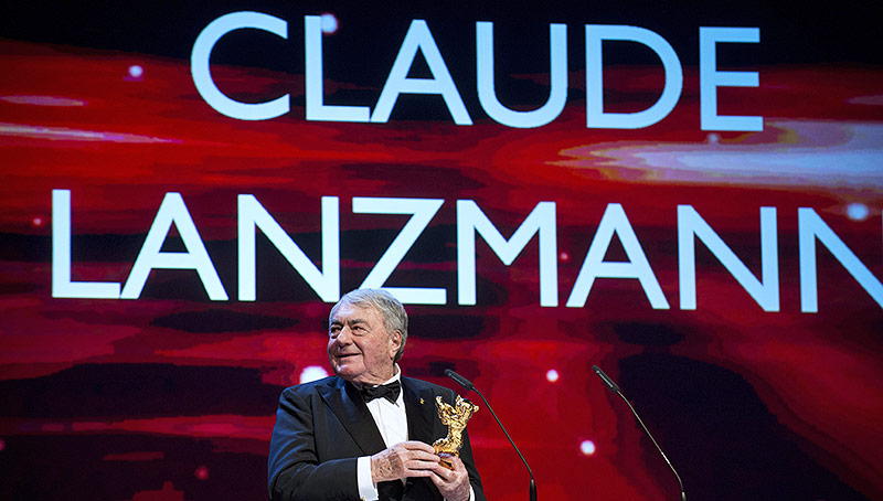 © APA/AFP/John MacDougall Archivbild aus dem Jhar 2013 zeigt den französischen Filmproduzenten Claude Lanzmann mit dem Goldenen Bären für sein Lebenswerk
