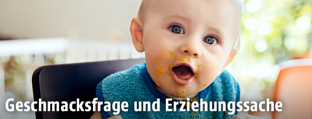 Baby mit breiverschmiertem Mund