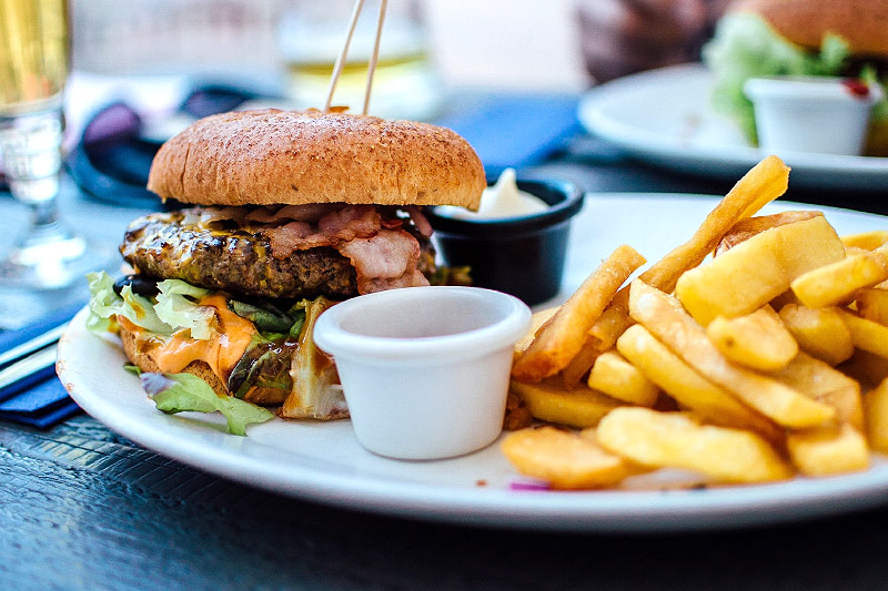 Burger und Pommes