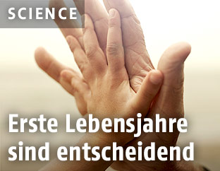 Hand eines Kindes und Hand eines Erwachsenen