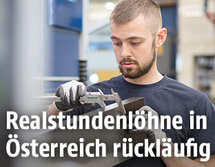 Mann arbeitet in einer Fabrik
