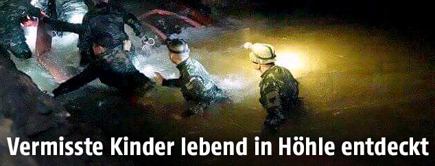 Rettungskräfte in der Höhle