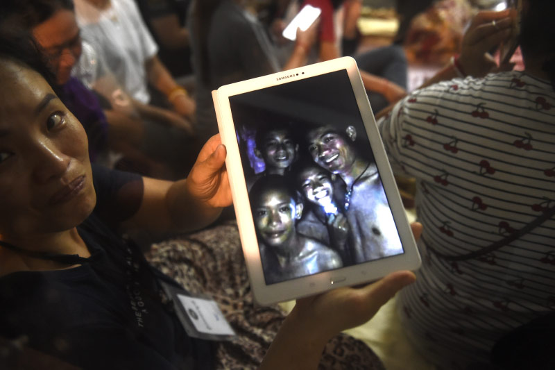 © APA/AFP/Lillian Suwanrumpha Foto auf einem Tablet-Computer zeigt vermisste Kinder