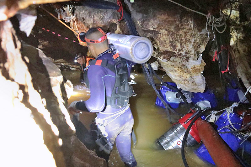 © APA/AFP/Royal Thai Navy Taucher mit Sauerstoffflasche in Höhle