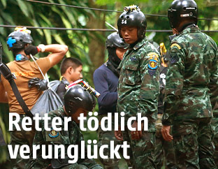 Rettungstaucher vor der H&ouml;hle in Thailand