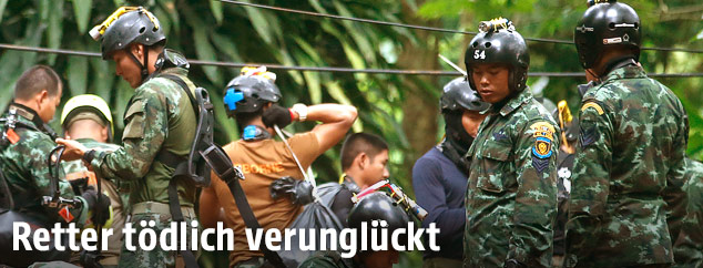Rettungstaucher vor der H&ouml;hle in Thailand