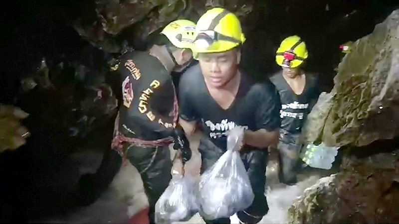 Rettungstaucher in der Höhle in Thailand
