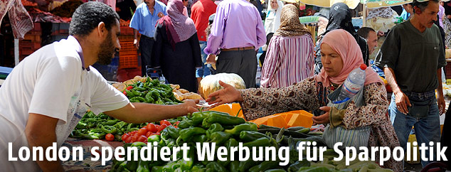 Eine Frau kauft auf einem Markt in Tunesien ein