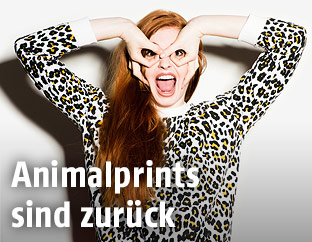 Model mit Animalprint-Kleidung